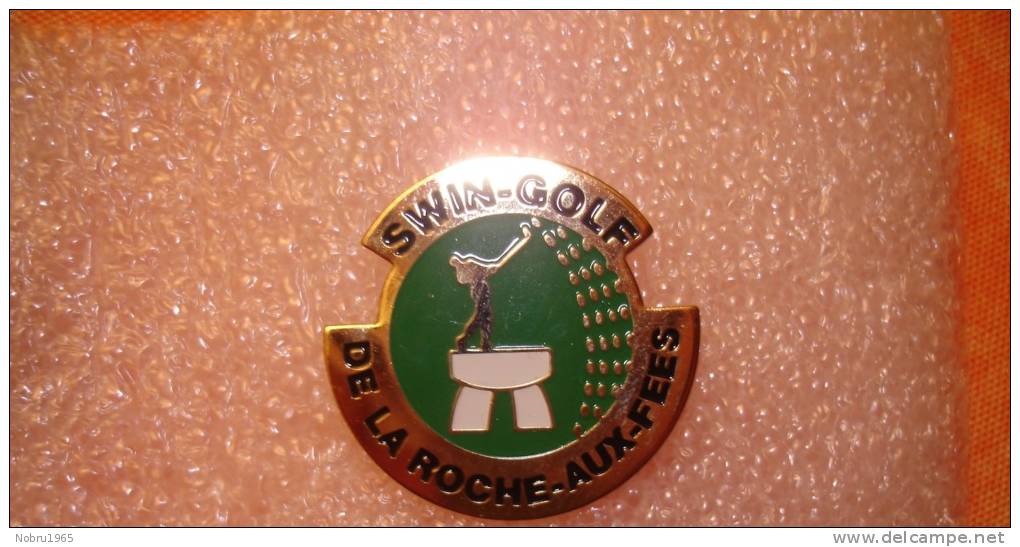 Pin´s Badge Pin Golf Swin Golf De La Roche Aux Fées - Golf