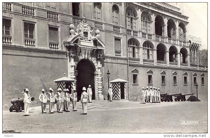 MONACO La Relève De La Garde Devant Le Palais Princier - Fürstenpalast