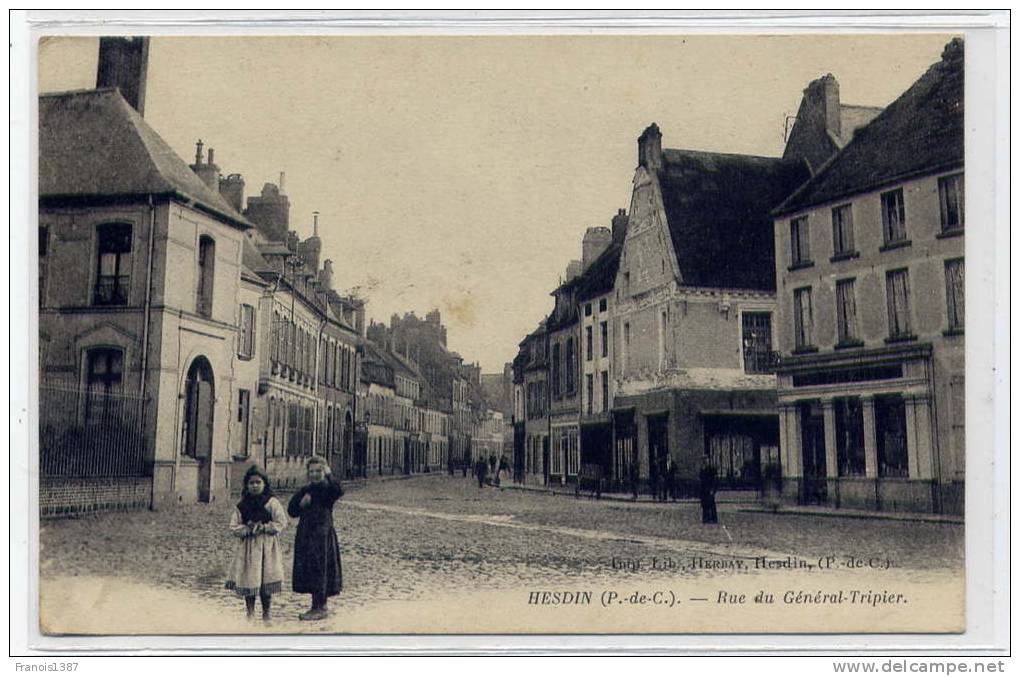 Ref 176 - HESDIN - Rue Du Général Tripier - Belle Carte Animée De 1915   - Scan Du Verso - Hesdin