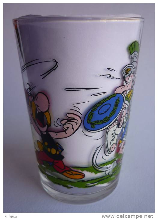 VERRE ASTERIX AMORA 1968 6b A FACE A UN CENTURION BOUCLIER BLEU - Art De La Table