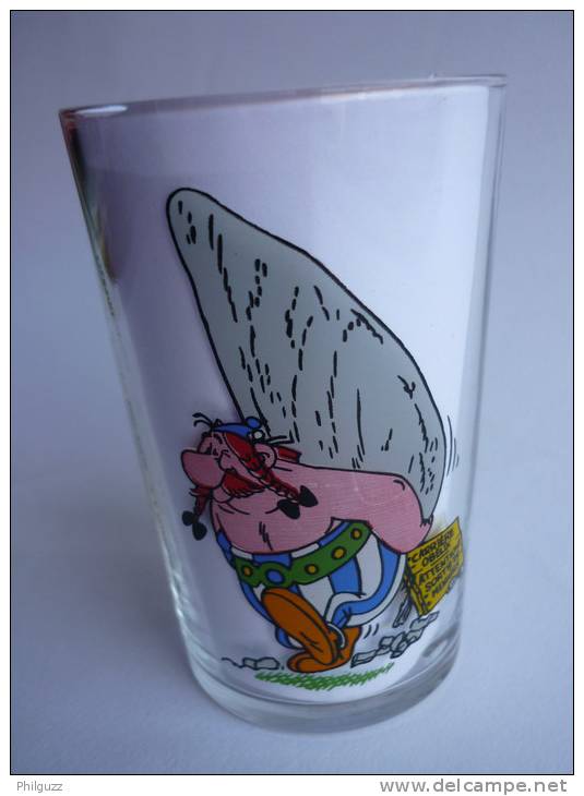 VERRE ASTERIX AMORA 1968 27 O SORT DE SA CARRIERE UN MENHIR SUR LE DOS - Art De La Table