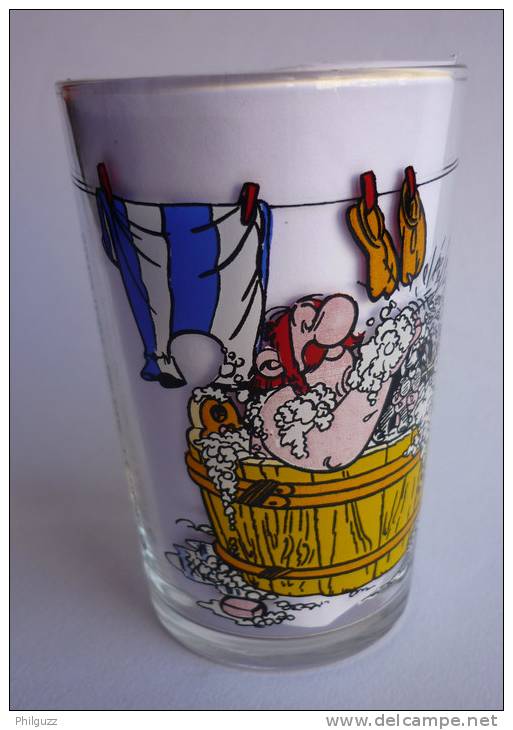 VERRE ASTERIX AMORA 1968 31 O DANS SON BAIN - Dishes