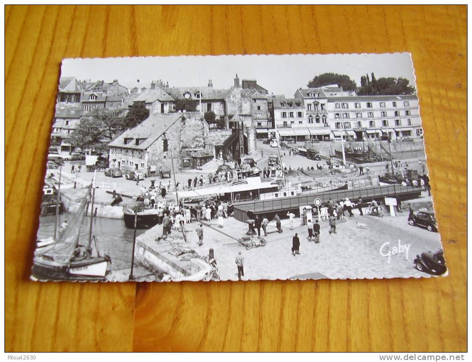 Grosse Animation à La Lieutenance à Honfleur : Mobylette, Péniche, Attelage....Restaurant Du Cheval Blanc... - Honfleur