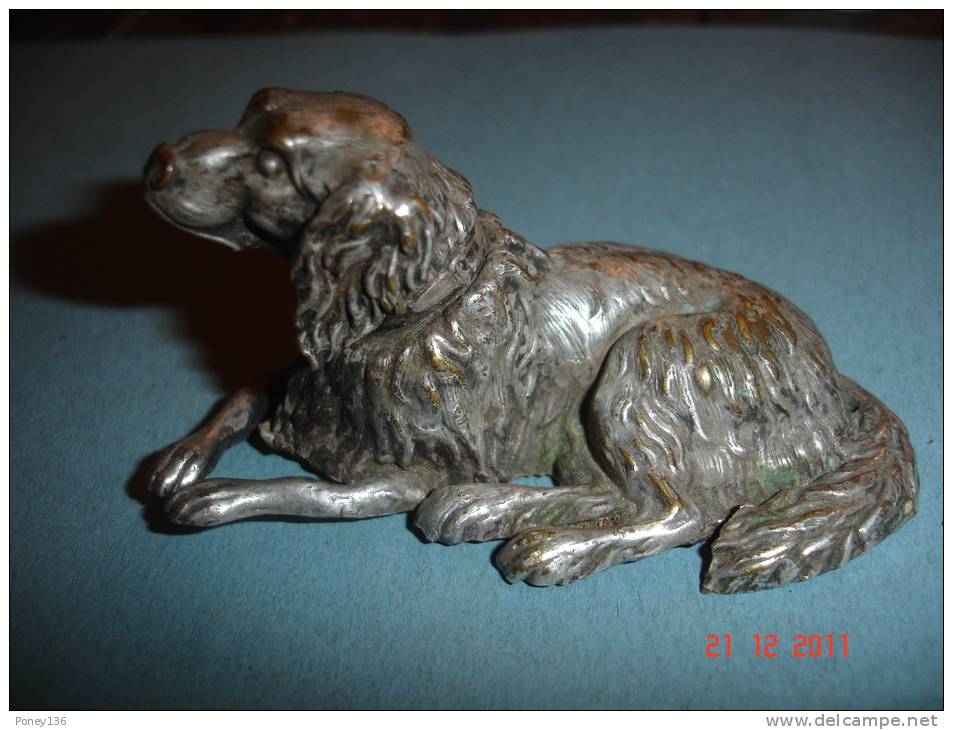 Chien Couché ,patte Avant Légèrement Fendue L:8 Cms - Tins