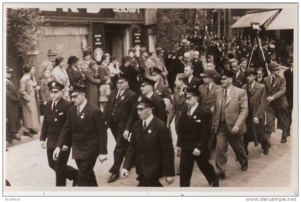 Esslingen Neckar Firmenbelegschaft Elektro K W Müller Um 1936 Im Stadtbild Umzug Von Rechts - Esslingen