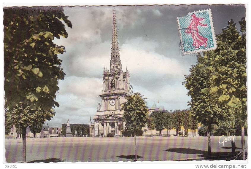 15. - LUCON (Vendée) - La Cathédrale Et La Place Maréchal Leclerc - 1961 - Lucon