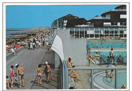 Courseulles Sur Mer - La Promenade En Bordure De Plage Et La Piscine - Autres & Non Classés