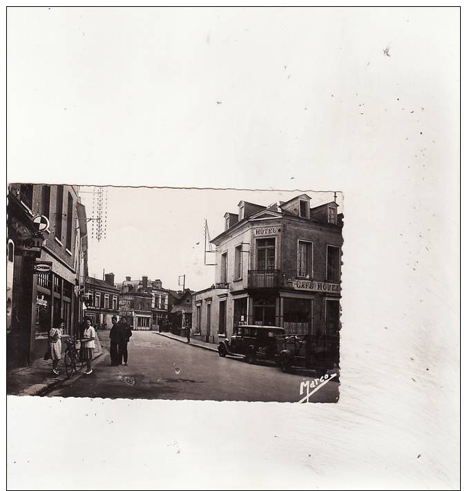 BRIONNE- Rue Saint Denis ,animée (années50) Edts Barbe- - Autres & Non Classés