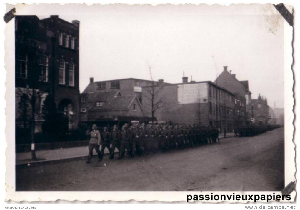 PHOTO ALLEMANDE    EINDHOVEN   1941  DEFILE D'UNE  FANFARE   SOLDATS ALLEMANDS - Eindhoven