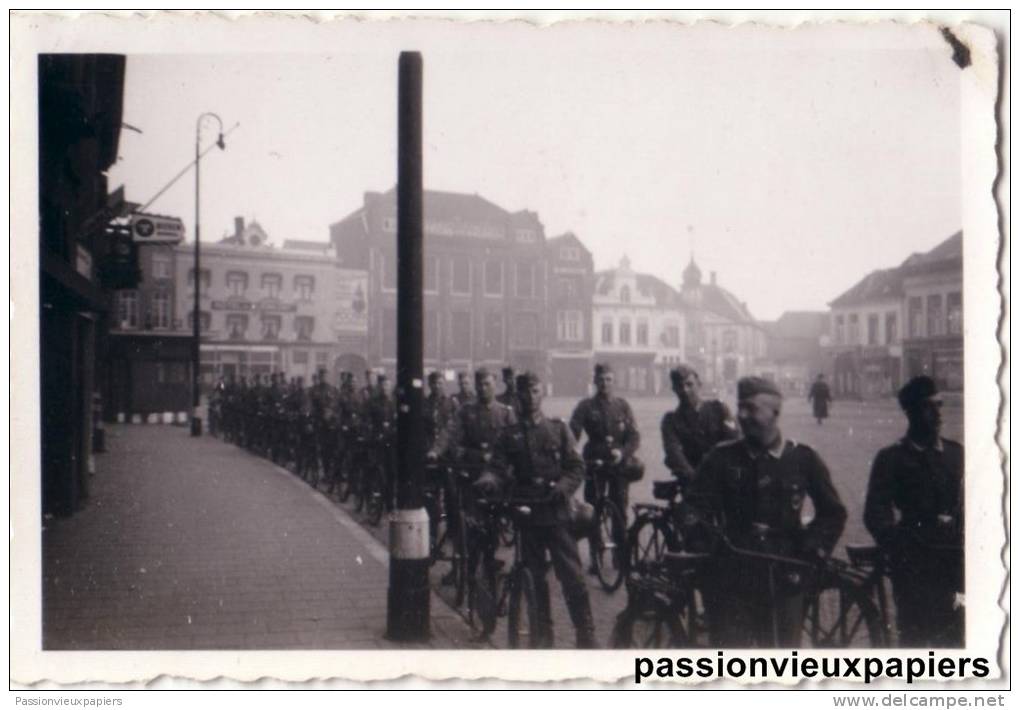 PHOTO ALLEMANDE    EINDHOVEN   1941  PLACE   SOLDATS ALLEMANDS - Eindhoven