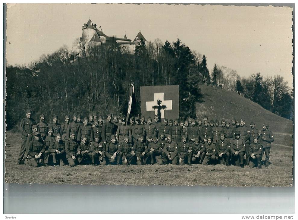 Groupe De Soldats Avec étendard Au Pied De La Colline De Gruyères - Régiments