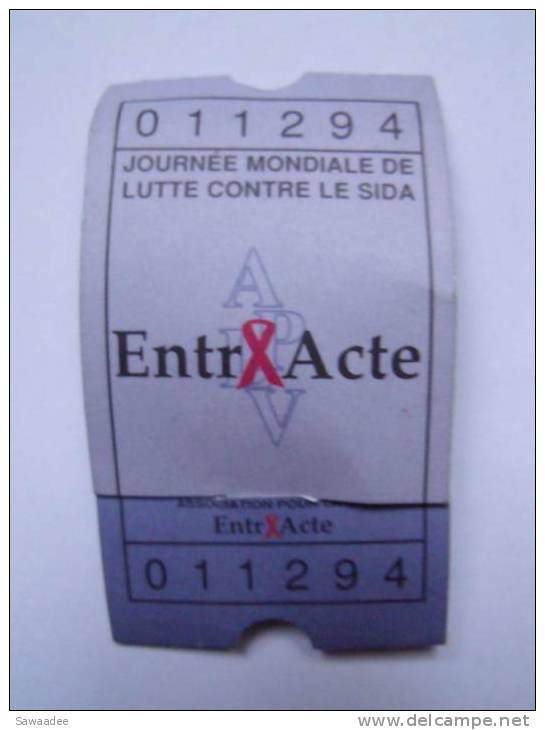 INSIGNE - JOURNEE MONDIALE DE LUTTE CONTRE LE SIDA - ENTR´ACTE - POCHETTE TICKET D´ENTREE CINEMA - 01/12/94 - Kino