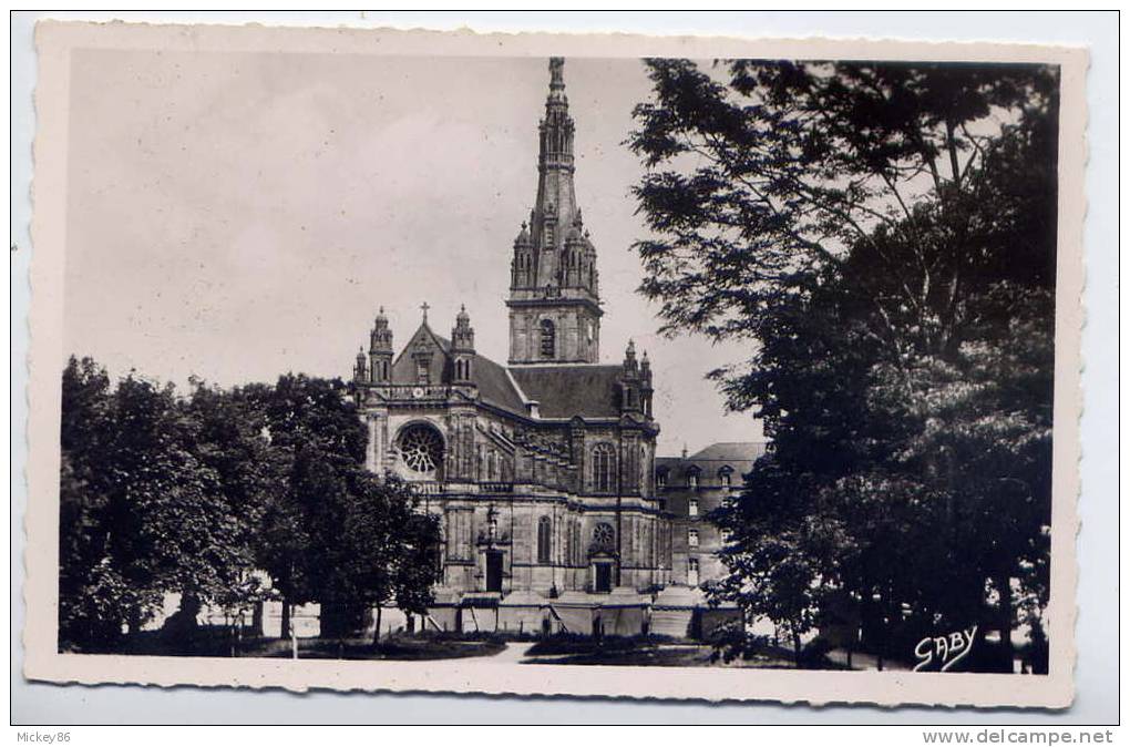 Ste ANNE D' AURAY---1951---La Basilique  Cpsm Pt Format N° 3  éd Artaud --cachet Quiberon - Sainte Anne D'Auray