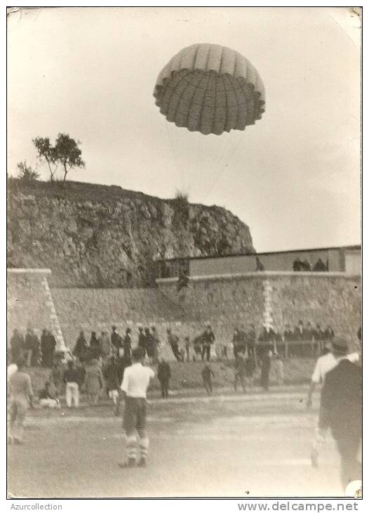 ANTIBES FORT CARRE . PARACHUTISME PENDANT UN MATCH DE FOOT ! - Sport