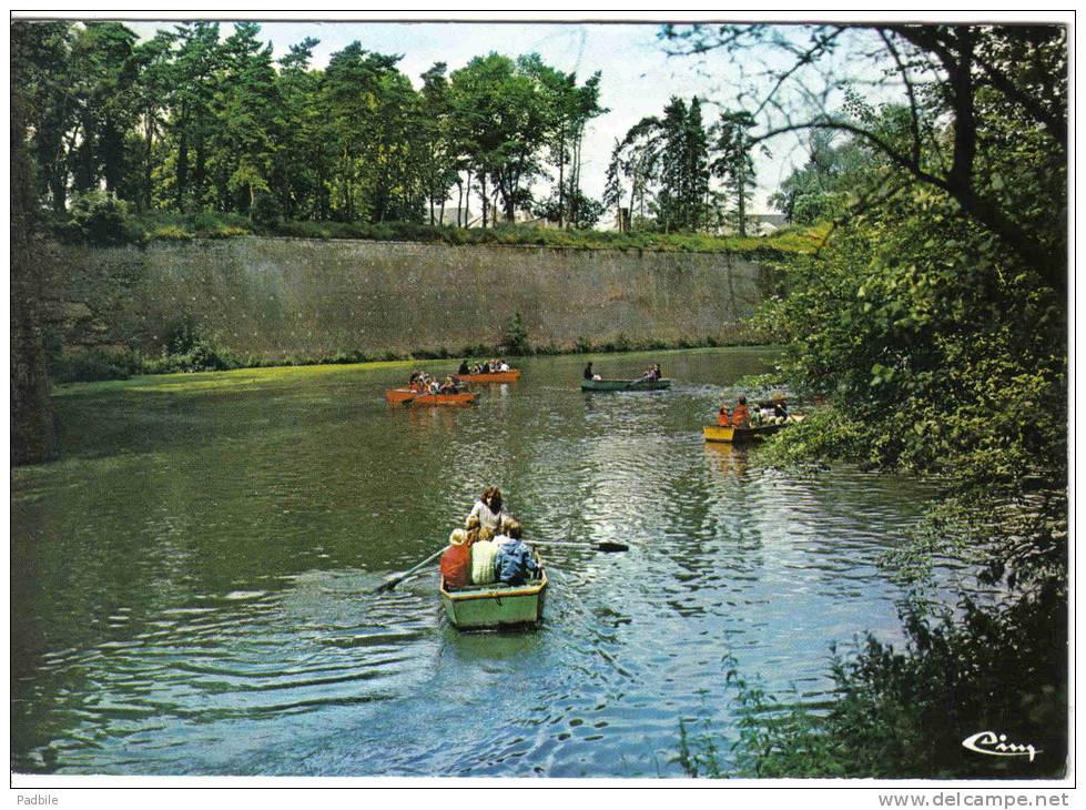 Carte Postale 59. Le Quesnoy  Canotage Sur Le Lac Vauban Trés Beau Plan - Le Quesnoy