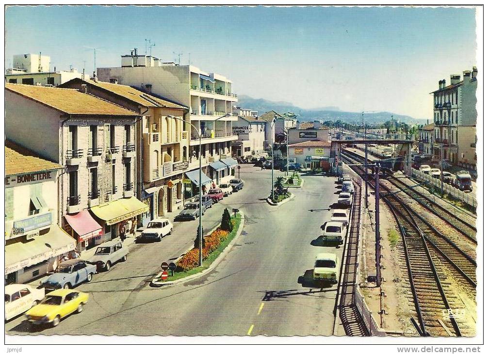 06 - ST-LAURENT-DU-VAR - Le Boulevard Et La Gare - Ed. La Cigogne N° 06.123.12 - Voitures - Saint-Laurent-du-Var