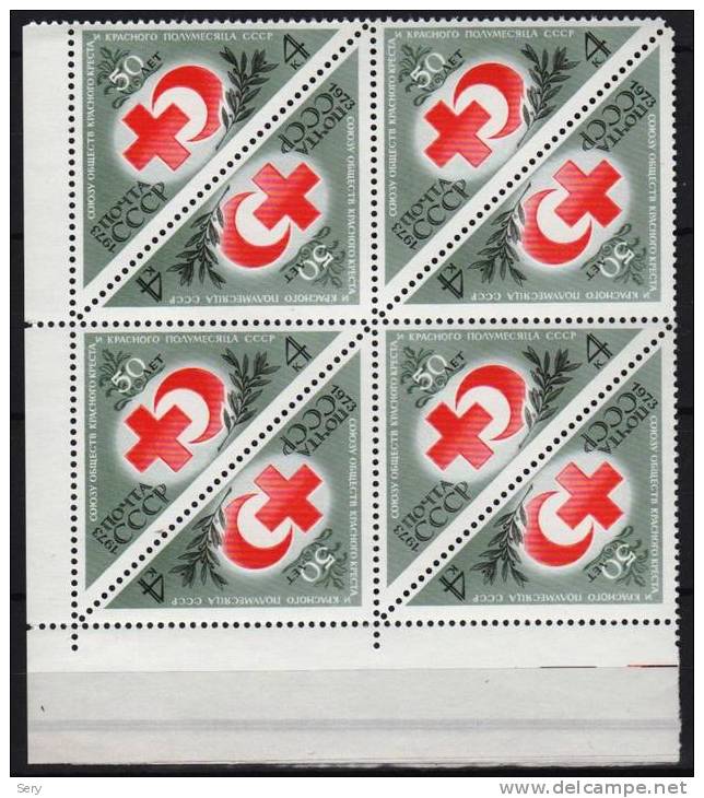 USSR 1973   MNH 1 Bloc De 8 V   50e Anniv Croix Rouge En URSS  Red Cross - Croix-Rouge