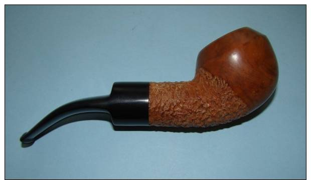 Pipe Genre Bouffarde Neuve De St Claude, En Racine De Bruyère, Tuyau Semie Courbe, - Pipes En Bruyère