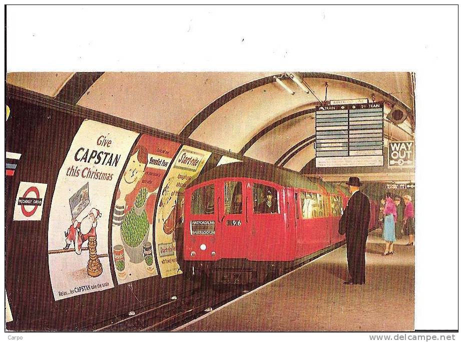 MÉTRO. - Tube Entering Piccadilly Circus Station, London. - Métro