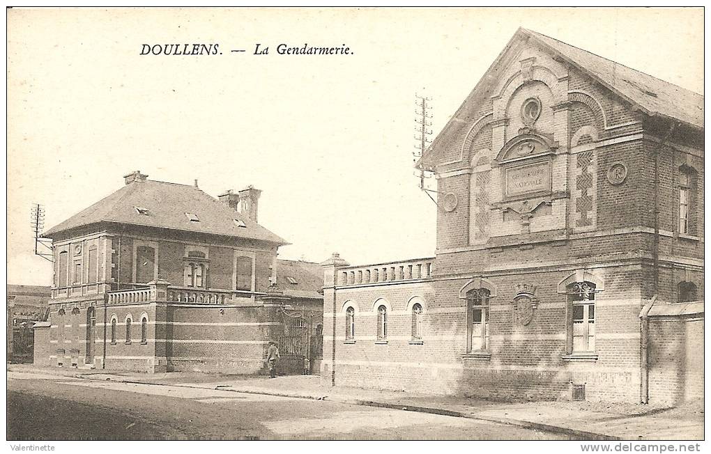 80  DOULLENS - La Gendarmerie - Doullens