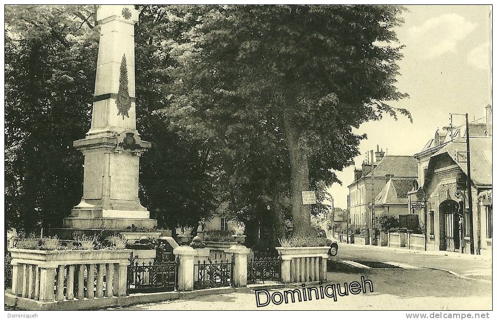 Monuments Aux Morts Et L'Avenue - Neuvy-le-Roi