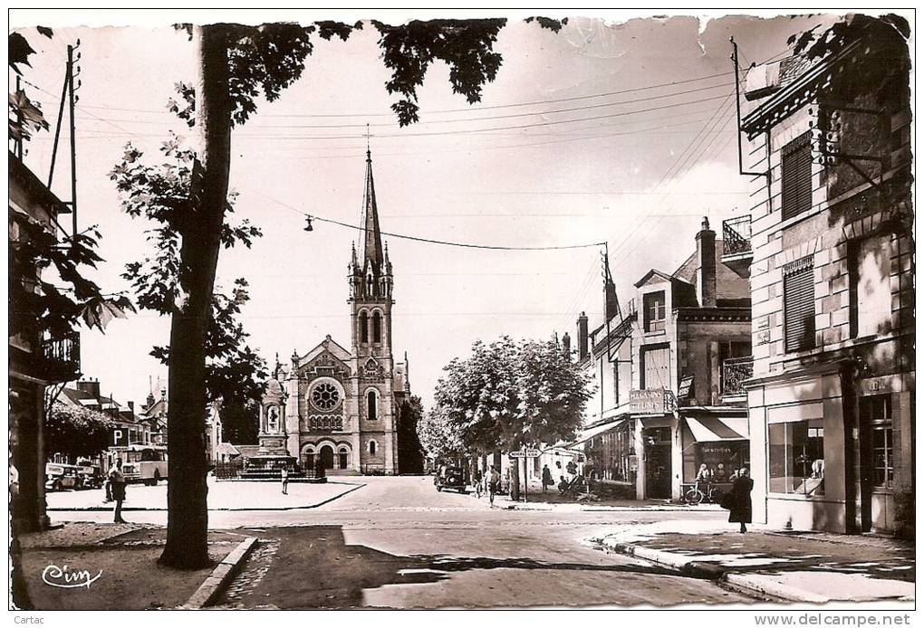 D45 - BRIARE - L'EGLISE ET LA PLACE DE LA REPUBLIQUE - En L'état Coupures En Haut Plis Dans Les Coins Voir Scan - Briare