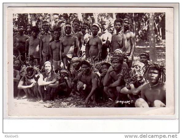 Malaisie - DAYAKS - Animé Tribu Au Complet Posant à Genou Et Debout Avec Leur Coiffe En Roseaux - CARTE PHOTO - Maleisië