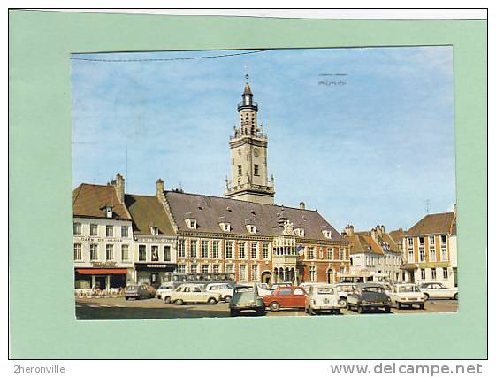 CPSM  - 62  - HESDIN - N 2846 Gtand Place - L Hotel De Ville - Autos  2 Cv - Ds 4L - Café Du Globe - Hesdin