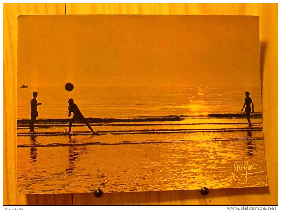 JEUX D'EAU DERNIERS REFLETS SUR LES VAGUES JEUNES HOMMES JOUANT AU VOLLEY BALL SIGNE JEAN MARC - Tegenlichtkaarten, Hold To Light