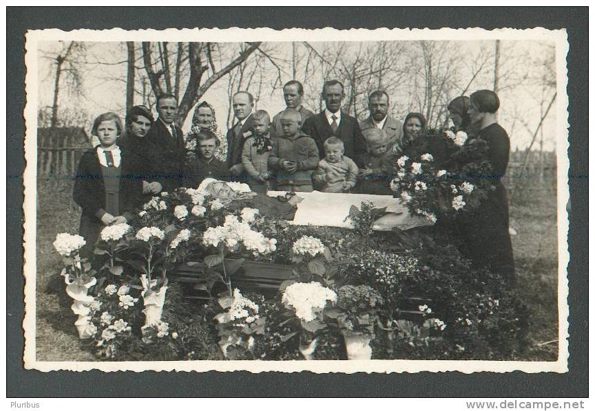 FUNERAL, DEAD  OLD WOMAN  IN CASKET COFFIN,  OLD REAL PHOTO  POSTCARD - Funerali