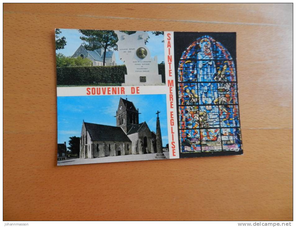 Cp   Souvenir De Sainte Mere église  - Le Memorial Alexandre Renaud - L' église ( XIV é Siècle )  Et Son Vitrail - Sainte Mère Eglise