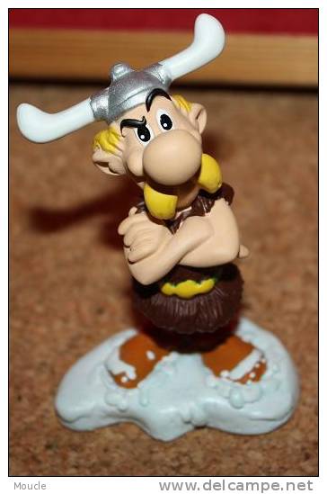 FIGURINE D'ASTERIX EN RESINE - 9CM DE HAUT - 5CM DE LARGE - SIGNE UDERZO,GOSCIGNY - Astérix & Obélix