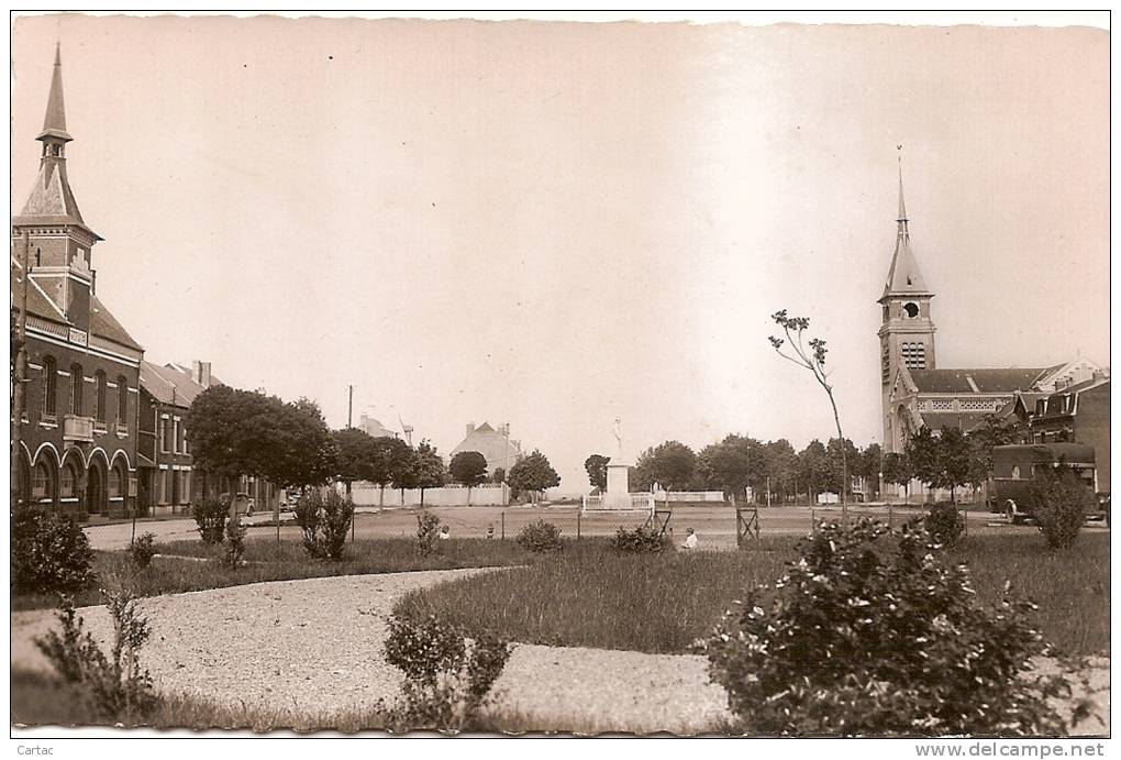 D80 - CHAULNES - PLACE DE LA REPUBLIQUE - Chaulnes