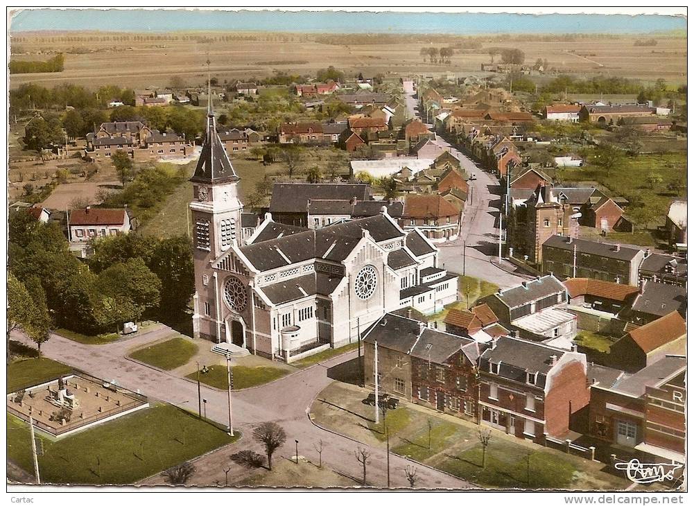 D80 - CHAULNES - L'EGLISE - VUE AERIENNE - En L'état Plis Dans Les Coins Voir Scan - Chaulnes