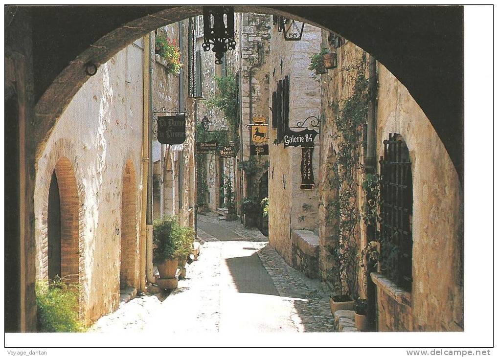 CP, 06, Saint Paul, Ombres Et Lumières Dans Les Ruelles, 1993, Voyagée - Saint-Paul