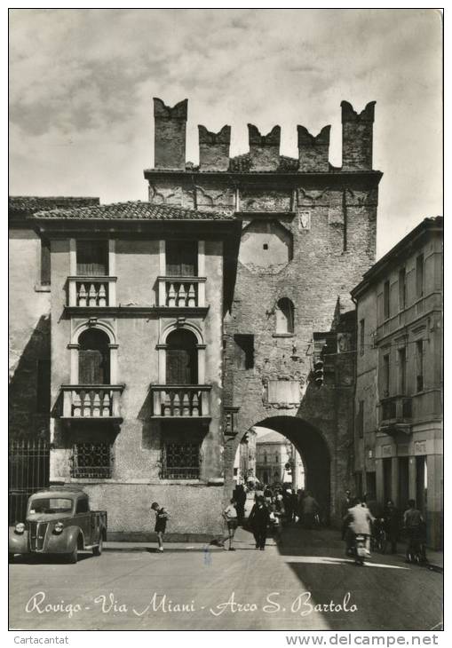 ROVIGO. VIA MIANI CON PASSANTI, AUTO E MOTO ANNI '40 - ARCO DI SAN BARTOLO. BELLA CARTOLINA DEL 1953 - Rovigo