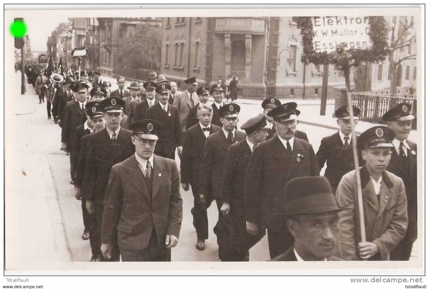 Esslingen Neckar Firmenbelegschaft Elektro K W Müller Um 1936 Im Stadtbild Umzug Von Rechts Fahnenschmuck Der Zeit - Esslingen