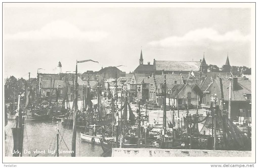 PAYS-BAS.   CARTE PHOTO. URK.  DE VLOOT LIGT BINNEN.  BEAU PLAN.  BATEAUX.  CPSM. - Urk