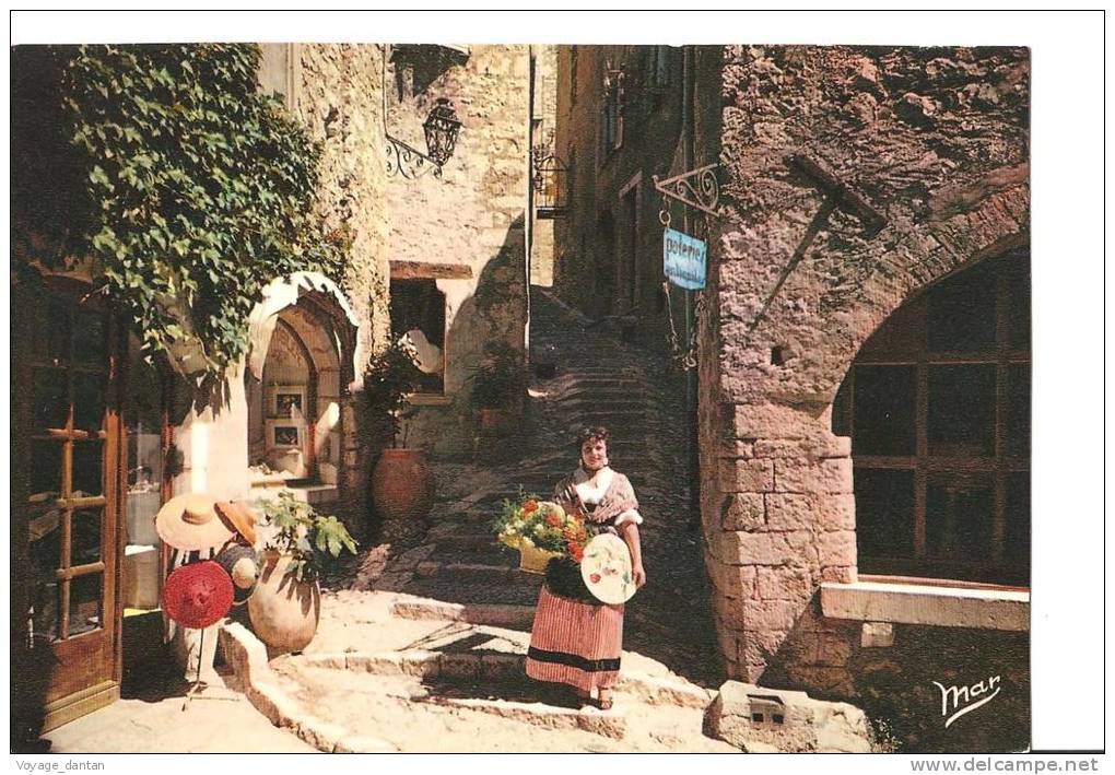 CP, 06, Saint-Paul-de-Vence, Une Rue Pittoresque, Costume Provençal, Vierge - Saint-Paul