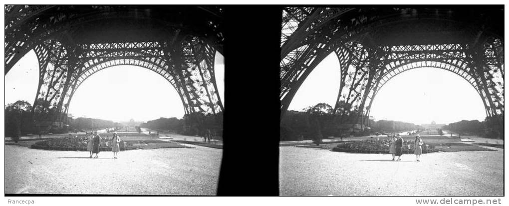 PARIS - PN 016 - Sous La Tour Eiffel -  Unique Et Rare - Plaques De Verre