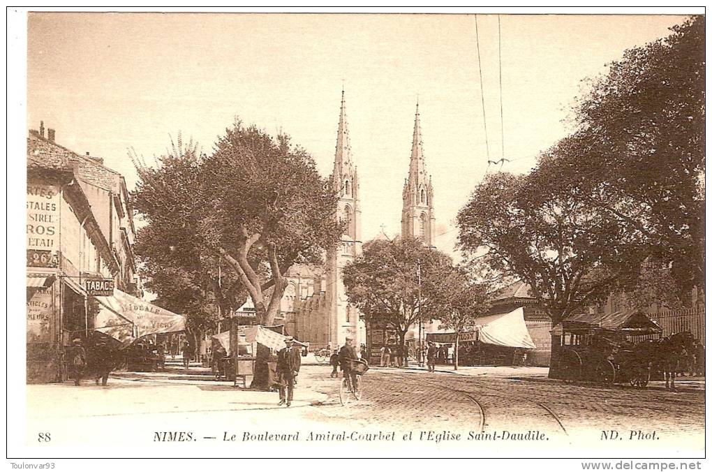 NIMES - GARD - LE BOULEVARD AMIRAL COURBET ET L'EGLISE SAINT DAUDILE - ANIMATION - Nîmes