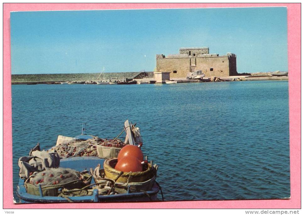 CYPRUS  - 1960-70s, Paphos Castle .chateaufort. Bateau Pêche - Chypre