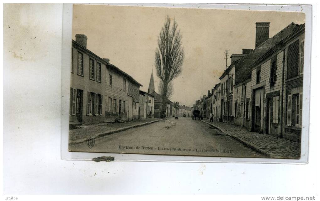 ISles-sur-Suippes  51  L'Arbre De La Liberté  Rue Animée Attelage Et Boucherie Pli A Droite - Otros & Sin Clasificación