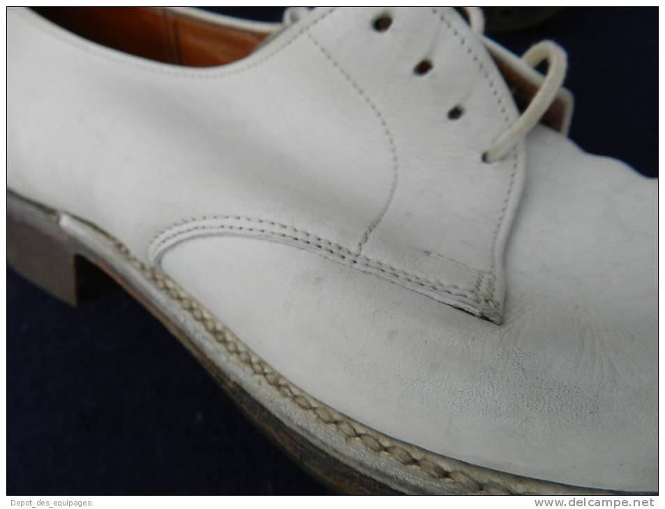 BELLE PAIRE CHAUSSURES REGLEMENTAIRES BLANCHES  EN CUIR - Uniformes