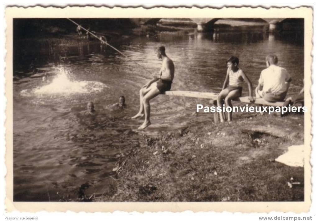 PHOTO  (allemande)   BAYEL  LE PONT    BAIGNADE DE SOLDATS ALLEMANDS  ENFANT  39/45 - Autres & Non Classés