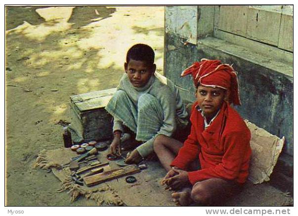 Artisanat Du BENGLADESH Jeunes Cordonniers, Photo Frere Des Hommes, Carnet Format Carte Postale - Bangladesch