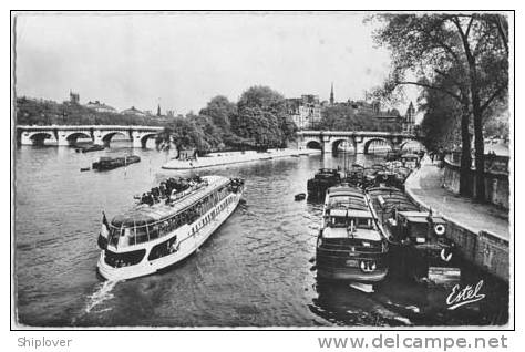 Bateau Mouche Et Péniches à Paris (le Pont Neuf Et La Cité Vue Du Pont Des Arts) - CPSM - Hausboote