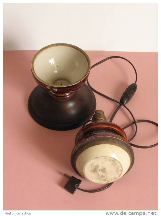 Lampe à pétrole porcelaine ancienne électrifiée pied en bois rare motif fleurs