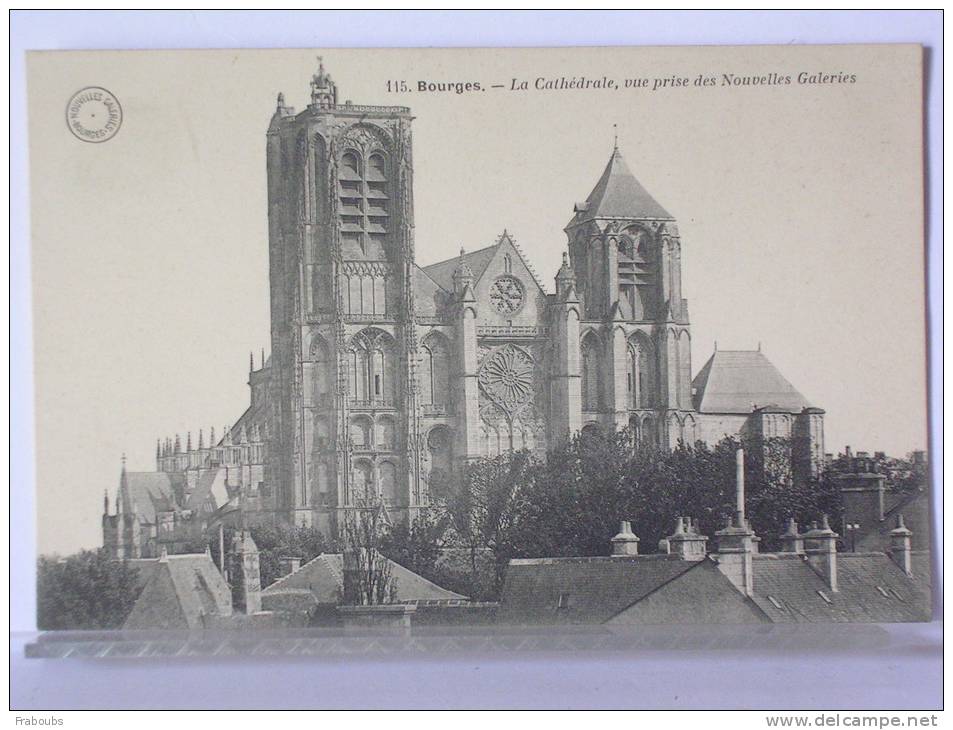 (18) - BOURGES - LA CATHEDRALE, VUE PRISE DES NOUVELLES GALERIES - ETAT NEUF - Bourges