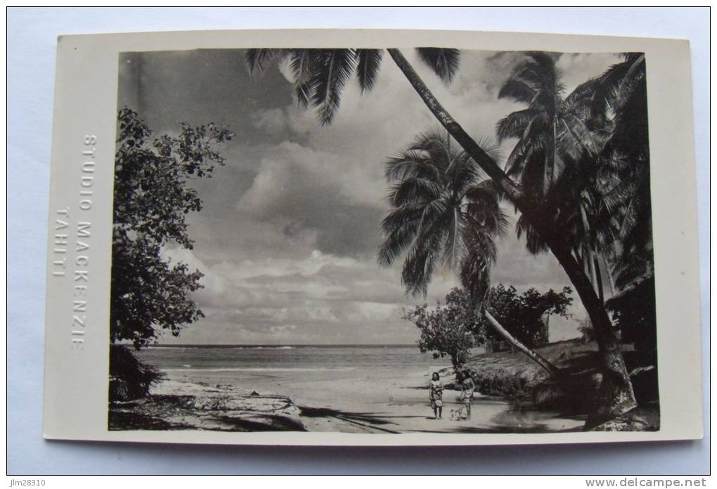 CPA Carte Photo Femme Plage Lagon Atoll Papeete Tahiti Océanie Polynésie Française Cachet à Sec STUDIO MACKENZIE TAHITI - French Polynesia